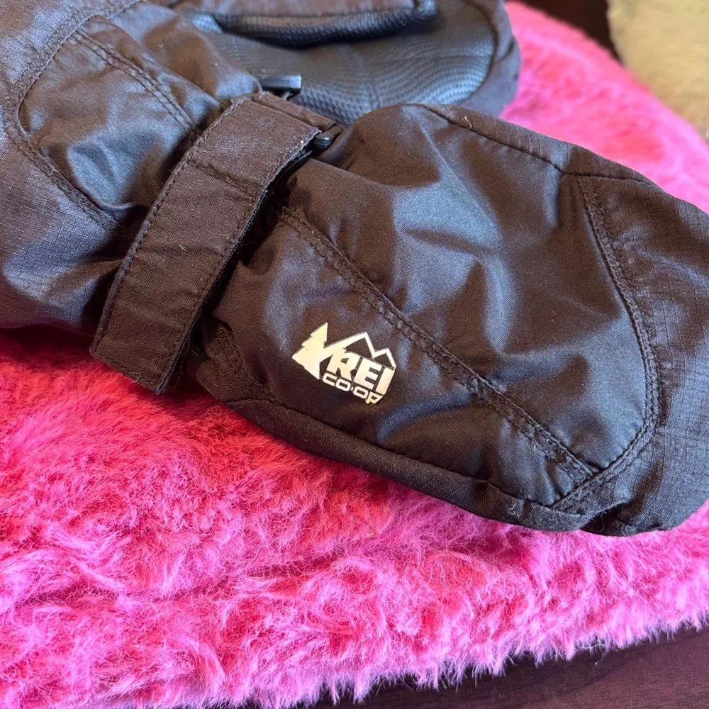 EUC REI KIDS BLACK MITTENS. velcro, cinch, wrist, wrap, cinching, arm strap, ex